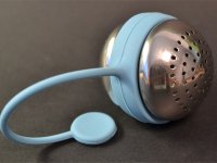 thee-ei Bal, rvs zijden + licht blauw middenschijf/kettinkje silicone; 50mm